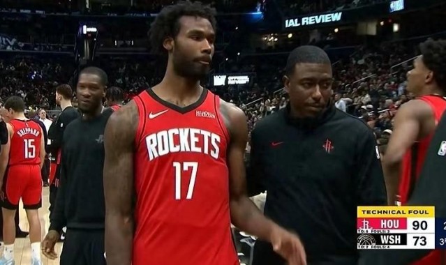 世预赛官方客户端-伊森脏动作+怒喷主帅，母亲无脑护短，火箭该留这定时炸弹吗？