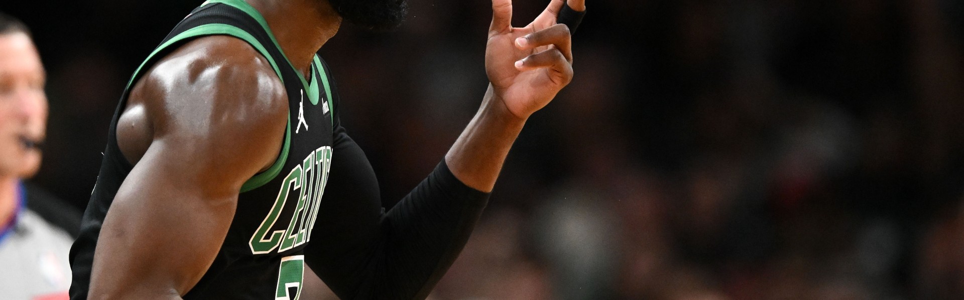 调整一下手感！杰伦·布朗半场中投不准&amp;两分球仅9中2