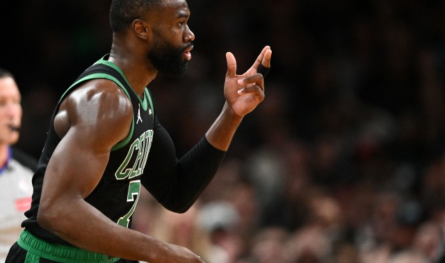 调整一下手感！杰伦·布朗半场中投不准&amp;两分球仅9中2