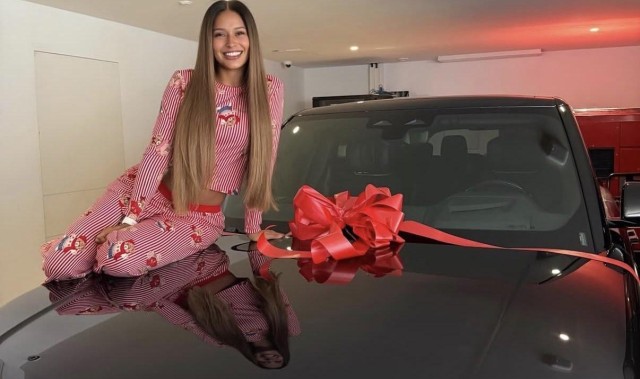世预赛官方客户端-惊喜，拉菲尼亚给妻子送了一辆全新的路虎揽胜